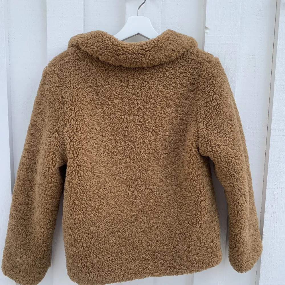 Säljer denna korta teddy kappan från zara. Hör av er vid frågor💘💘. Takit.