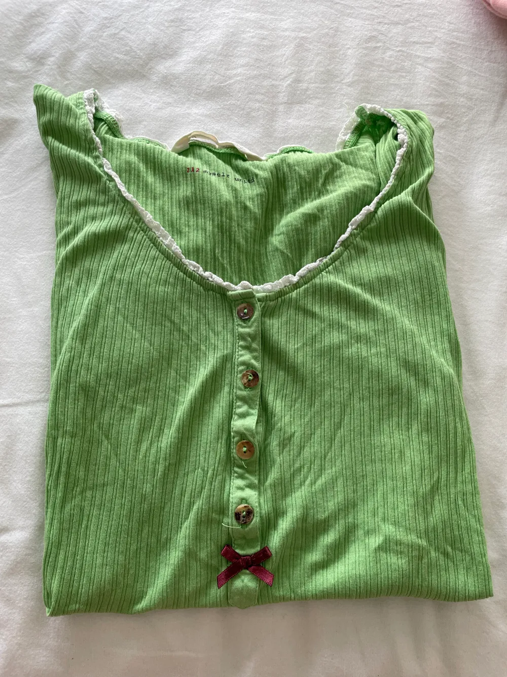 Fin grön odd molly t-shirt i storlek 1 men skulle säga att den sitter som en liten m/s. Uringad med fyra knappar som går att öppna. . Toppar.