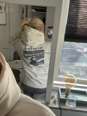Fet hoodie - Skitsnygg hoodie , köpt på brandy melville.  Storleken är XS/S men är i en oversized modell o sitter bra på mig som vanligtvis har S i hoodies. Hör av dig vid fundering! 😝