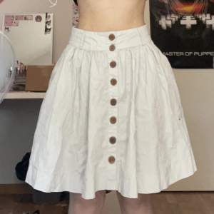 Jättefin midi kjol som har fickor! 💐säljer den för att jag ej använder den.