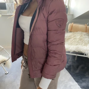 Tommy Hilfiger - dunjacka vårjacka/vinterjacka - Perfekt jacka till mellanstadie barn eller barn till skolan inför hösten eller våren. Storlek 140, använd 2 gånger. Nypris 959, säljes för 780kr