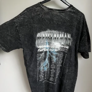 T-shirt tryck BAK - En fet tisha med tryck där bak. Sparsamt använd pga för stor för mig 