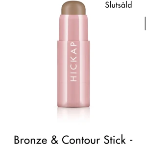 Hickap bronzer - Säljer detta endast testade stick i färgen Icy Chai. Frakt tillkommer. Hör av dig vid frågor 🤍