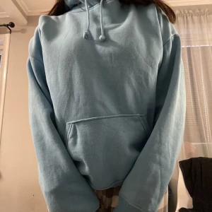 hoodie - Jättefin blå hoodie från bikbok, säljer för den inte används längre. har en pytteliten fläck(bild 3) men går säkert bort i tvätten❤️ kontakta om ni har några frågor<3