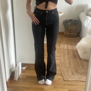 Boot flare jeans - BIKBOK - Boot flare jeans från Bikbok, använda fåtal gånger 💘