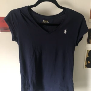 Ralph Lauren tshirt - Snygg, stilren tshirt från Polo Ralph Lauren. Mörk marinblå färg, bra skick!