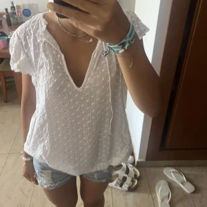 Vit blus  - Jättesöt vit topp från h&m!! Hör av dig vid frågor eller för fler bilder