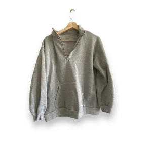 Grå sweatshirt med dragkedja  - Säljer denna gråa sweatshirten med en dragkedja vid halsen som går att öppna och stänga. Om ni har några frågor så är det bara att skriva .