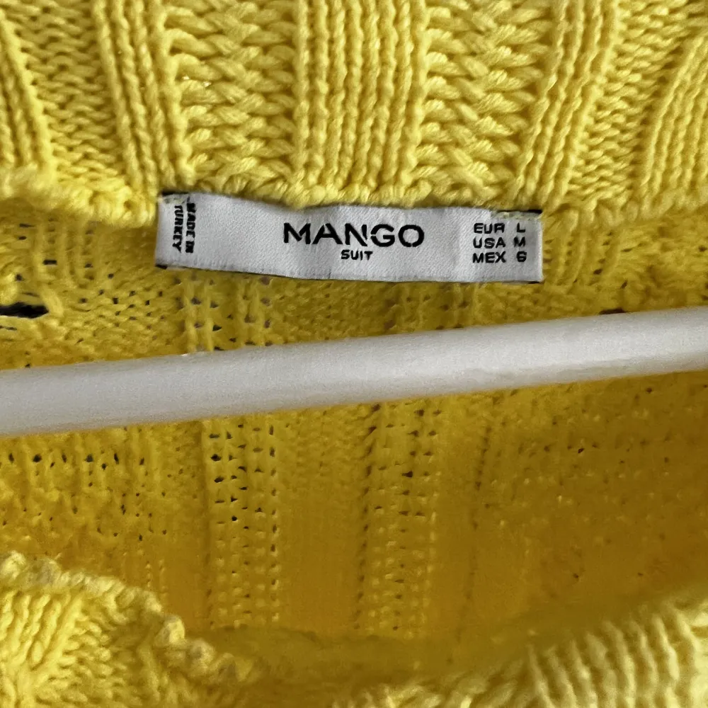 Jättesöt gul tröja från mango, använd ett fåtal gånger men känns inte som min stil längre:). Stickat.