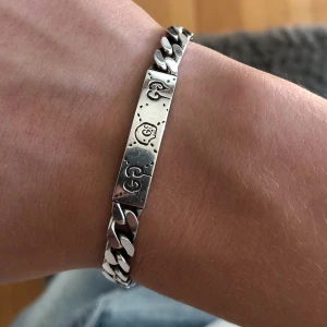 Gucci ghost bracelet - Säljer denna feta länken. 18,5 lång men går att ändra för den händige eller om man tar den till en smed. Äkta såklart med orginalbox och dustbag men utbytt karbinhake mot förlängningskedja och nytt lås. Allt är äkta 925 sterling silver. Byten intressant 