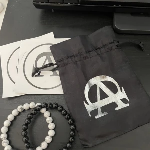 AllCap1 Armband  - Tjena säljer nu mina AllCap1 armband som var lite för stora knappt använda en gång. Klistermärke & påse fås med. Köparen står för frakt Mvh Arvid 