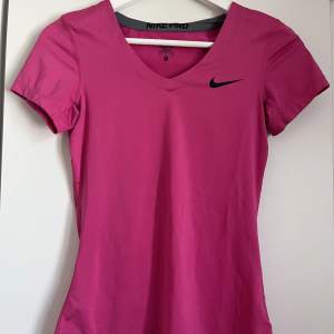 Tränings t-shirt från Nike i storlek s. 