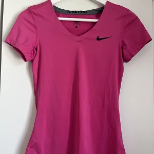 Träningströja Nike  - Tränings t-shirt från Nike i storlek s. 