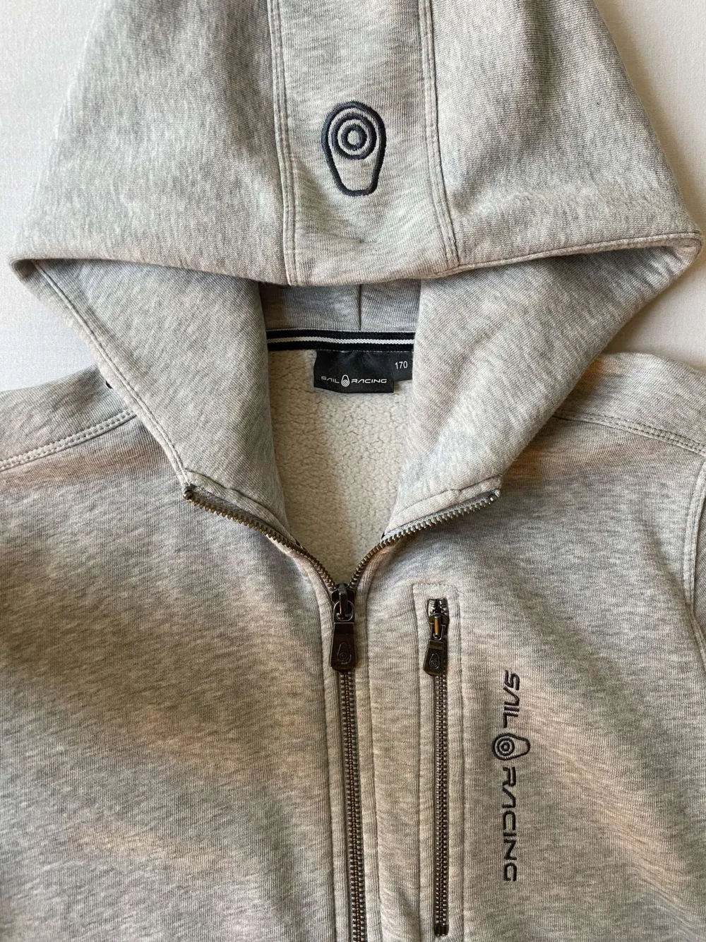 Sail racing zipper size 170, exemplariskt skick då den aldrig är använd . Hoodies.