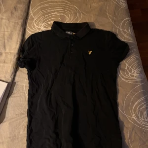 Lyle & skott piké  - Säljer den för att den är för liten 