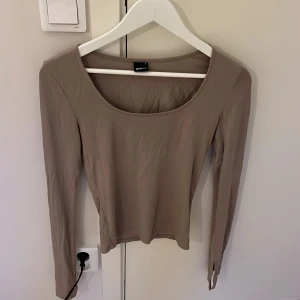 Tajt topp  - En super fin tajt topp med slits i slutet av armen, från Gina tricot men som aldrig kommer till användning. Storlek S 💕köpte för 199 kr 