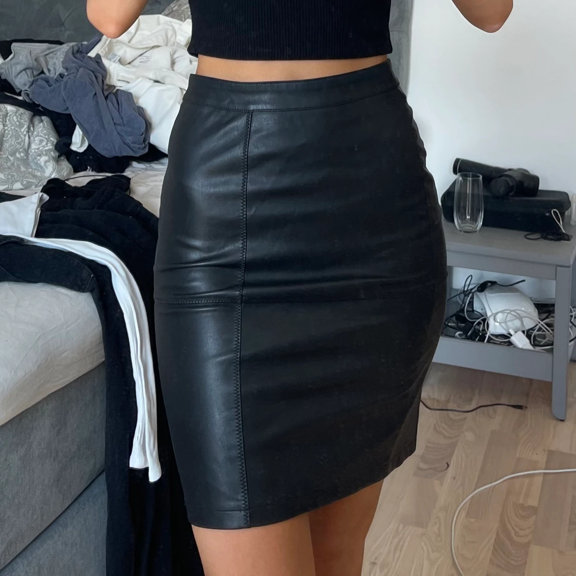 Kjol i läderimitation 