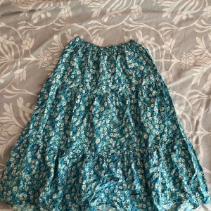 Kjol - Super söt lång kjol, den går till nedanför knäna på mig som är 163. Är i storlek 170 men passar mig som vanligtvis har s/m.