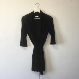 Vila kofta med band storlek medium - Snygg Vila kofta, tunn    perfekt för att piffa upp en outfit eller bara att slänga på när det blåser lite kallt på en sensommardag.    