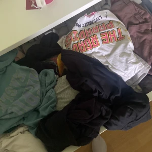 T-skjorter med print - Prisen ligger mellom 150 - 300.  Selger pga blir ikke brukt, og trenger mer plass i skapet🙁 Ønsker du flere bilder eller er interessert i å kjøpe, send melding😊