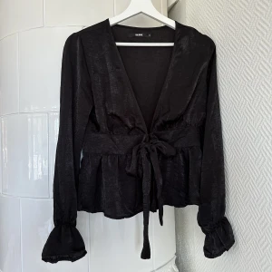 Blus med knytning - Så fin blus från Bik Bok med knytning framtill. Härligt tyg och endast använd fåtal gånger, den är i fint skick! 🫶🖤