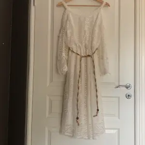 Säljer denna bedårande klänning som är köpt på L&S på Mobilia för 2 år sedan. Har andvönt den vid två tillfällen till olika bröllop. Den är för liten nu. Köpt för 1100kr säljer den för 700kr.
