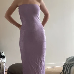 Festklänning  - Supersnygg lila och glittrig festklänning, midi längd 