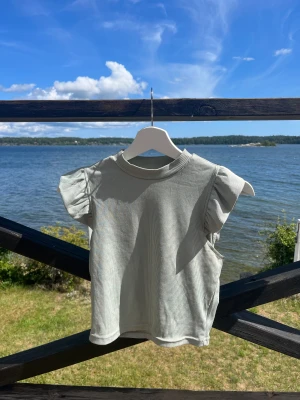 Superfin grön topp💗 - Säljer också samma volangtröja fast i grönt! Jättefin och passar Säljer ocjså denna superfina tröja💗xxs,xs eller personer 11-12 skulle jag säga💓Ganska kort o liten i modellen🩷Endast 30 kr