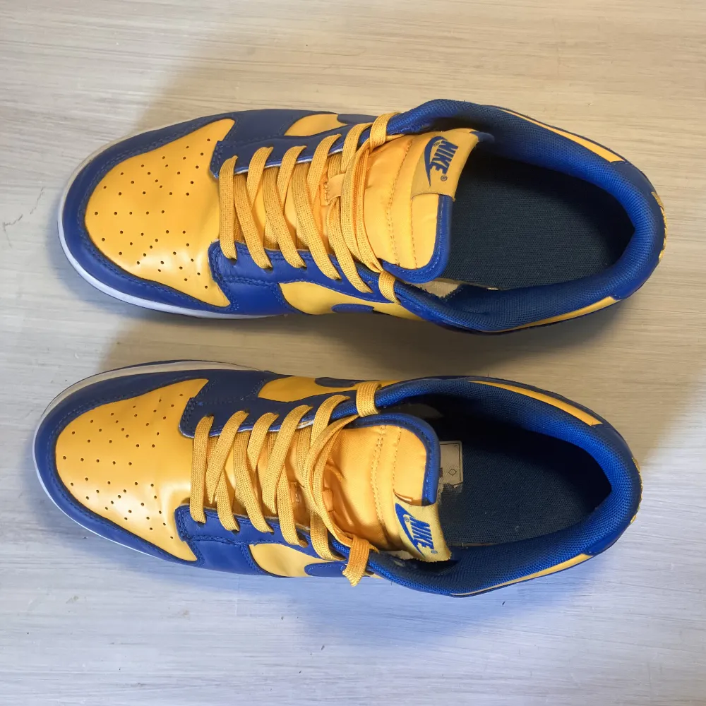 Nike dunk low retro blue Jay /University gold  storlek us 10 eu 44  Skorna är använda men i väldigt bra skick har även kvitto på dessa från Nike store. Skor.