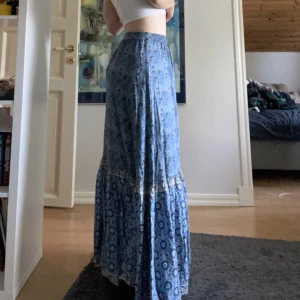 maxi skirt med slits från mango  - Lång mönstrad kjol med slits från mango, använd 2 gånger och har inga synliga tecken på användning🫶 Jättefin att matcha till ett vitt linne eller en virkad topp<3 funkar också att ha som lågmidjad🥰 Köpare betalar frakt! 