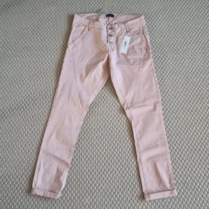 Chinos  - Gammelrosa typ chinos med avsmalnande ben. Aldrig använda. 