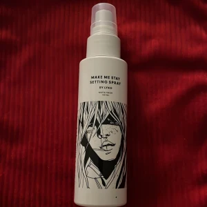 Setting spray - En setting spray från lyko, lite använd men finns fortfarande jätte mycket produkt kvar i den. Är i bra skick. 