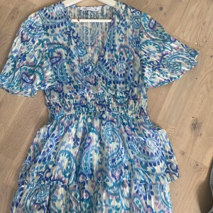 Zara klänning - Klänning från Zara säljs då den är är för kort på mig som är 175, aldrig använd. Storlek M men passar bra på mig som har storlek S. 