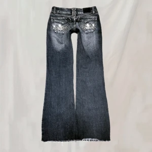 Jeans - Midja:76 innerben:72 Jeans med rhinestones. Sorlek 10 vilket skall motsvara en 36.  Skulle säga att de sitter midwaist och ganska rakt i benen. Tror de är avklippta längst ner. Saknas en del rhinestones men snygga ändå (tänk på att tvätta varsamt)🤍