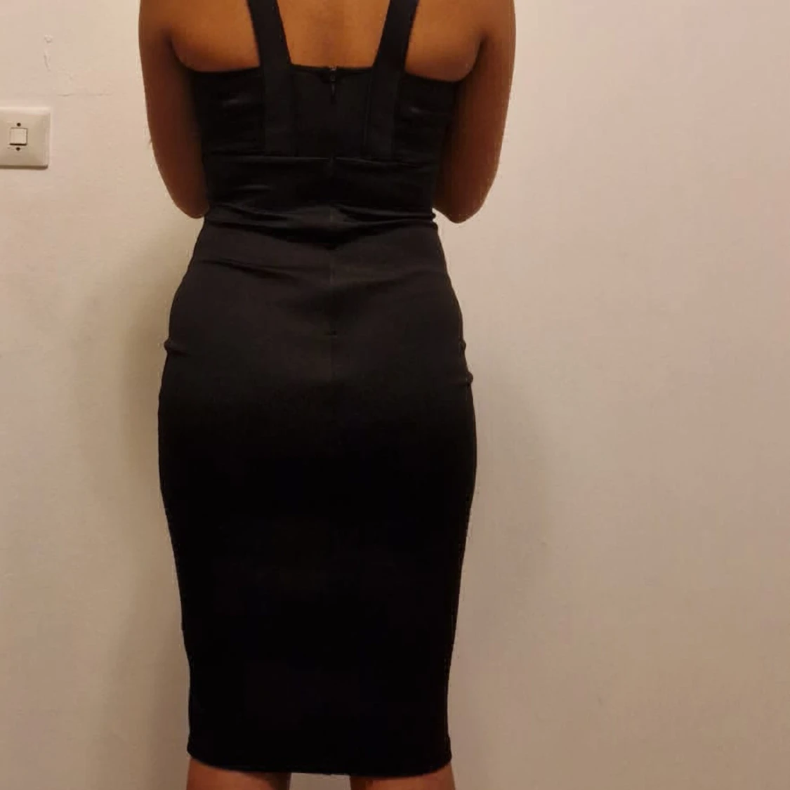 Satin klänning med detaljer - 90