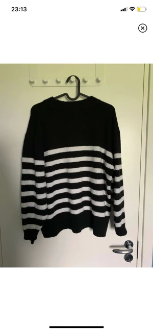 stickad tröja - Säljer denna trendiga stickade tröjan från h&m. Storlek M. 