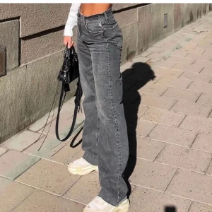 Grå jeans  - Säljer dessa zara jeans! Jag köpte dom på Plick men har själv inte använt dom, bilden är lånad, kan skicka flera bilder om det önskas!☺️