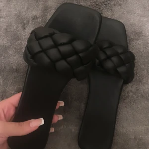 Sandaler  - Säljer för hitta ett par andra jag hellre använder🤍 Storlek 42 men väldigt små i storleken skulle säga storlek 40