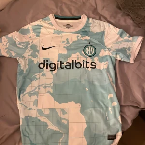 Fotbollströja Inter. - Säljer nu min Inter tröja då jag knappat använder den. Den har inga skador och är äkta, kan sänka priset lite men kom med förslag👍🔥