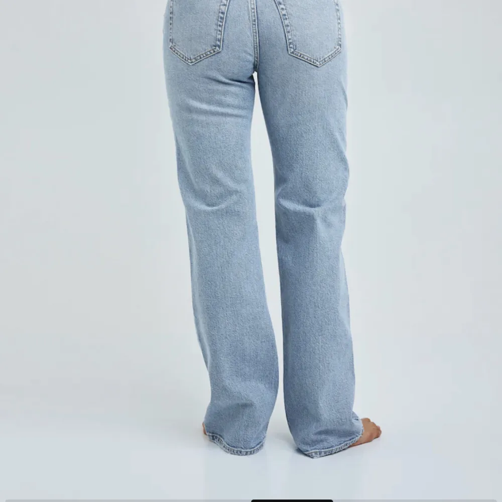 Säljer dessa supersnygga jeansen från bikbok då jag behöver en annan storlek! Ej använda . Jeans & Byxor.