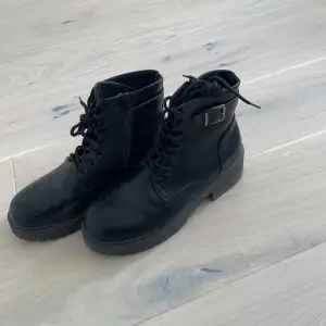Knappt använda svarta boots i storlek 40, passar i de flesta outfitsen!