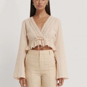 Söt topp - Super söt topp i gammel rosa färg och materialet är i linnetyg💓säljer en likadan fast i vit färg och samma storlek (40) skulle dock säga att den är liten i storlek och passar en 38 💓