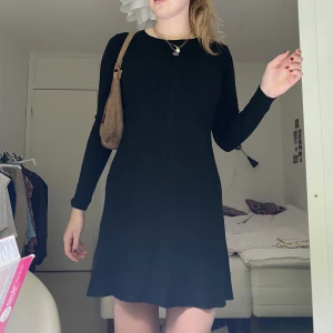 Stickad klänning  - Så fin stickad klänning som formar fint. Storlek S/M men skulle passa en L också. Lite nopprig därav lägre pris 