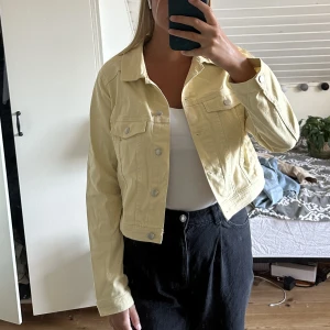 Jeansjacka - Gul jeansjacka från H&M i jätte fint skick, knappt använd! 💛 Storlek 44 men känns mindre!
