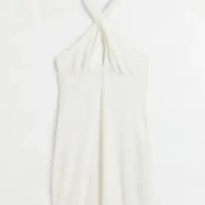Säljer min helt ny fina spets klänning från hm pågrund av att jag redan har massa andra vita klänningar. Köparen står för frakten 45 kr. 
