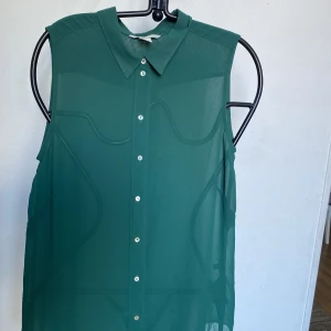 Grön blus - Grön blus, knappt använd. Storlek 36.