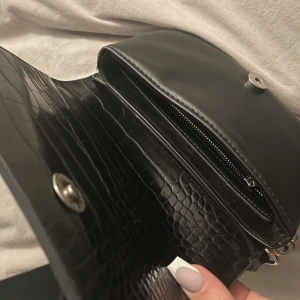 Väska - Svart väska med tjockt band från Carin Wester. Köpt för 500kr säljer för 250kr nästan aldrig använd💫