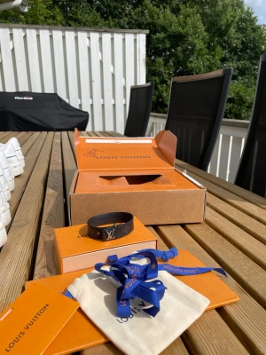 Louis Vuitton Slim Bracelet  - Louis Vuitton Slim Bracelet  - Size: 19cm - Condition: 9,5/10 endast testad några gånger!  - Pris: 2500kr All OG följer med vid köp samt digitalt kvitto!  Retail ligger Runt 3500kr —— Kan frakta över hela Sverige, har massor med referenser att visa innan 