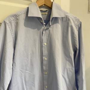 Fräsh Ljus blå suit supply skjorta i storlek 42 9/10 skick