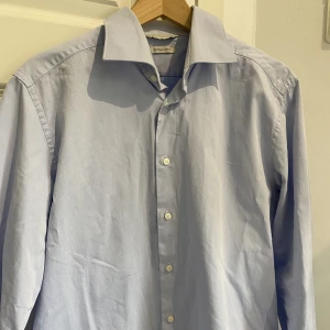 Suit supply skjorta - Fräsh Ljus blå suit supply skjorta i storlek 42 9/10 skick